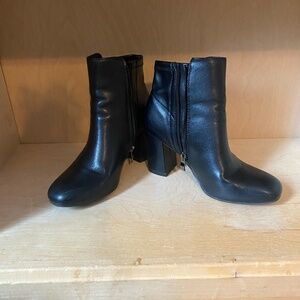 Black Chuncky Heeled Ankel Boots